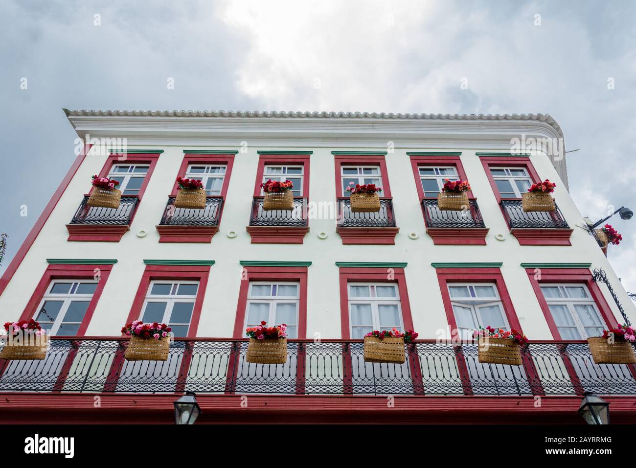 Ouro PRETO, MINAS GERAIS, BRASILE - 22 DICEMBRE 2019: Vista di dettaglio ad angolo basso di un edificio tradizionale a Ouro Preto, Minas Gerais - Brasile. Ouro Preto Foto Stock
