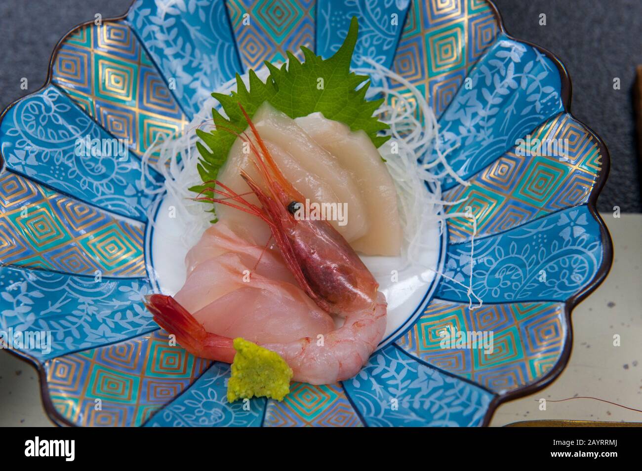 Primo piano di piatti giapponesi, tra cui Sashimi, una prelibatezza giapponese composta da pesce crudo molto fresco tagliato a pezzi sottili, a Hokkaido, in Giappone. Foto Stock