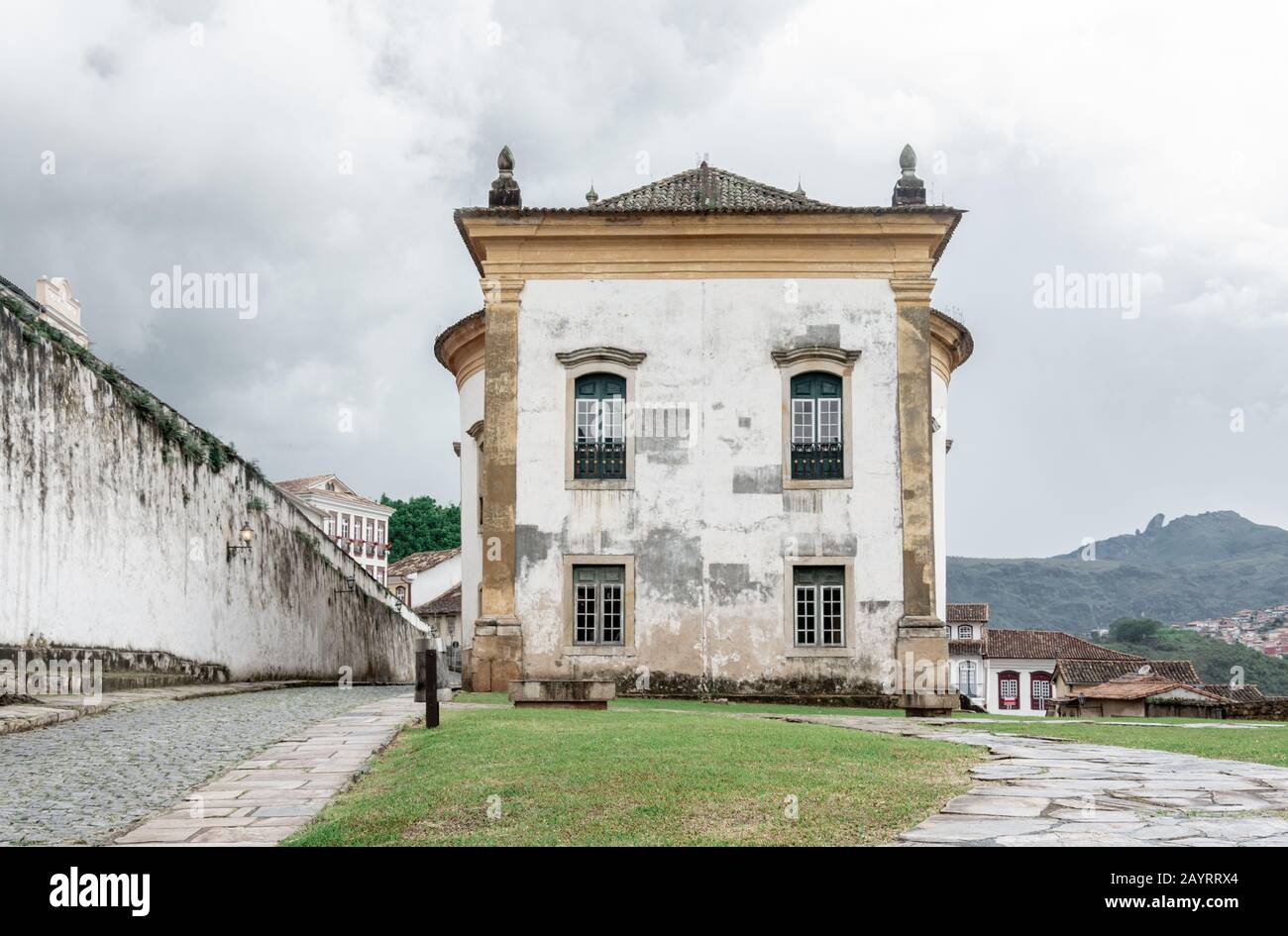 Ouro PRETO, MINAS GERAIS, BRASILE - 22 DICEMBRE 2019: Vista sul cortile della chiesa cattolica chiamata 'Igreja Nossa Senhora do Rosario dos Homens Pretos' trovato Foto Stock