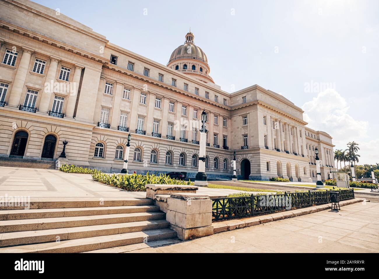 Il Campidoglio nel centro di Havana, in una giornata luminosa. Il palazzo del Campidoglio cubano a l'Avana è una replica del Campidoglio a Washington degli Stati Uniti di Foto Stock