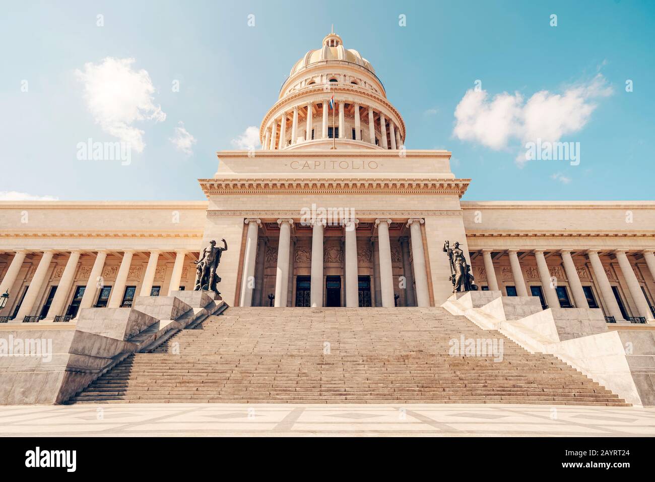 Il Campidoglio nel centro di Havana, in una giornata luminosa. Il palazzo del Campidoglio cubano a l'Avana è una replica del Campidoglio a Washington degli Stati Uniti di Foto Stock