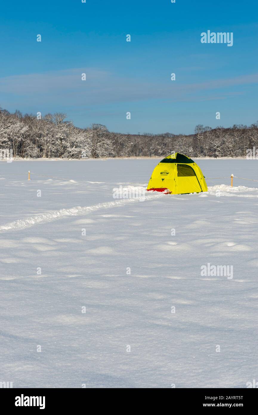 Tenda colorata utilizzata per la pesca su ghiaccio ghiacciato Lago Abashiriko vicino Abashiri, una città su Hokkaido Island, Giappone. Foto Stock