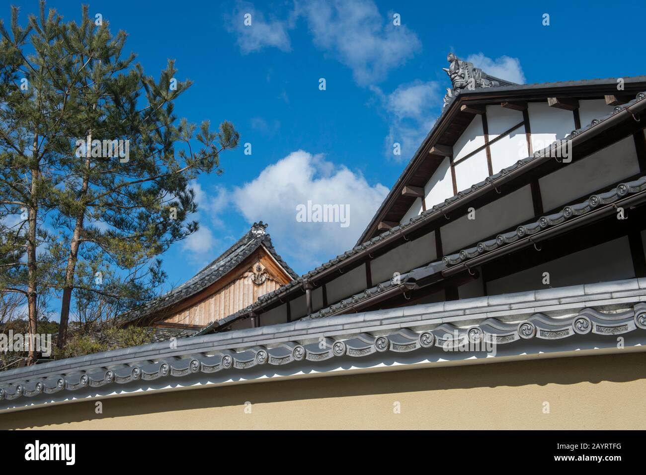 Il muro che circonda il tempio Tenryu-ji (sito patrimonio dell'umanità dell'UNESCO) a Kyoto, Giappone. Foto Stock
