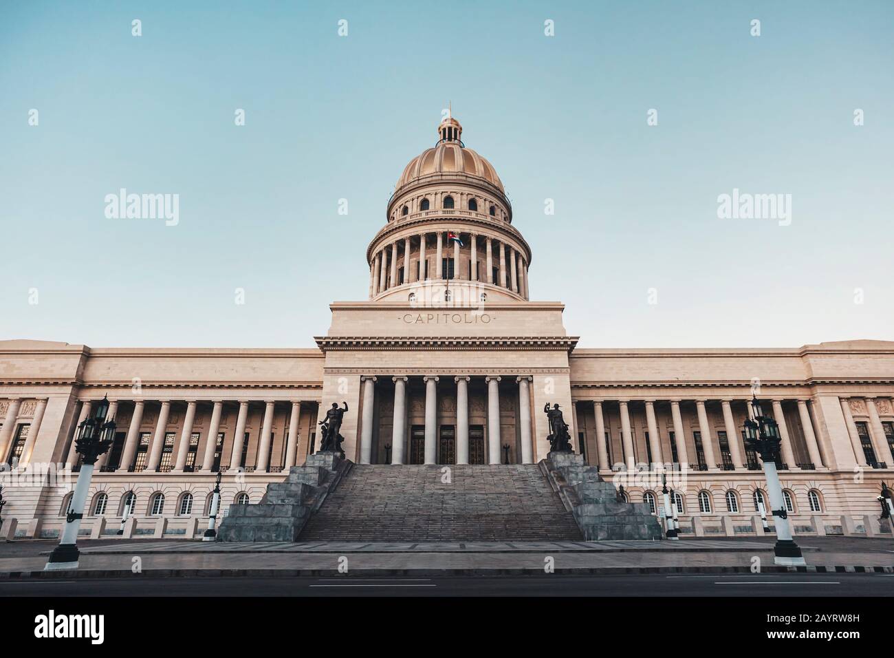 Il Campidoglio nel centro di Havana, in una giornata luminosa. Il palazzo del Campidoglio cubano a l'Avana è una replica del Campidoglio a Washington degli Stati Uniti di Foto Stock