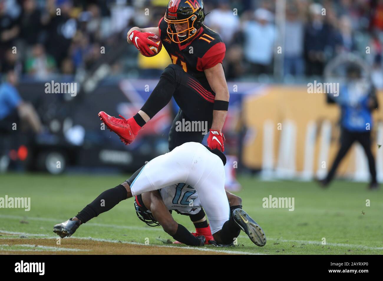 16 febbraio 2020: La Wildcats Wide Receiver Nelson Spruce (11) salta sopra Dallas Renegades safety Micah Abernathy (21) per un touchdown nella seconda metà del gioco tra Dallas Renegades e Los Angeles Wildcats, Dignity Health Sports Park, Carson, CA. Peter Joneleit/CSM Foto Stock