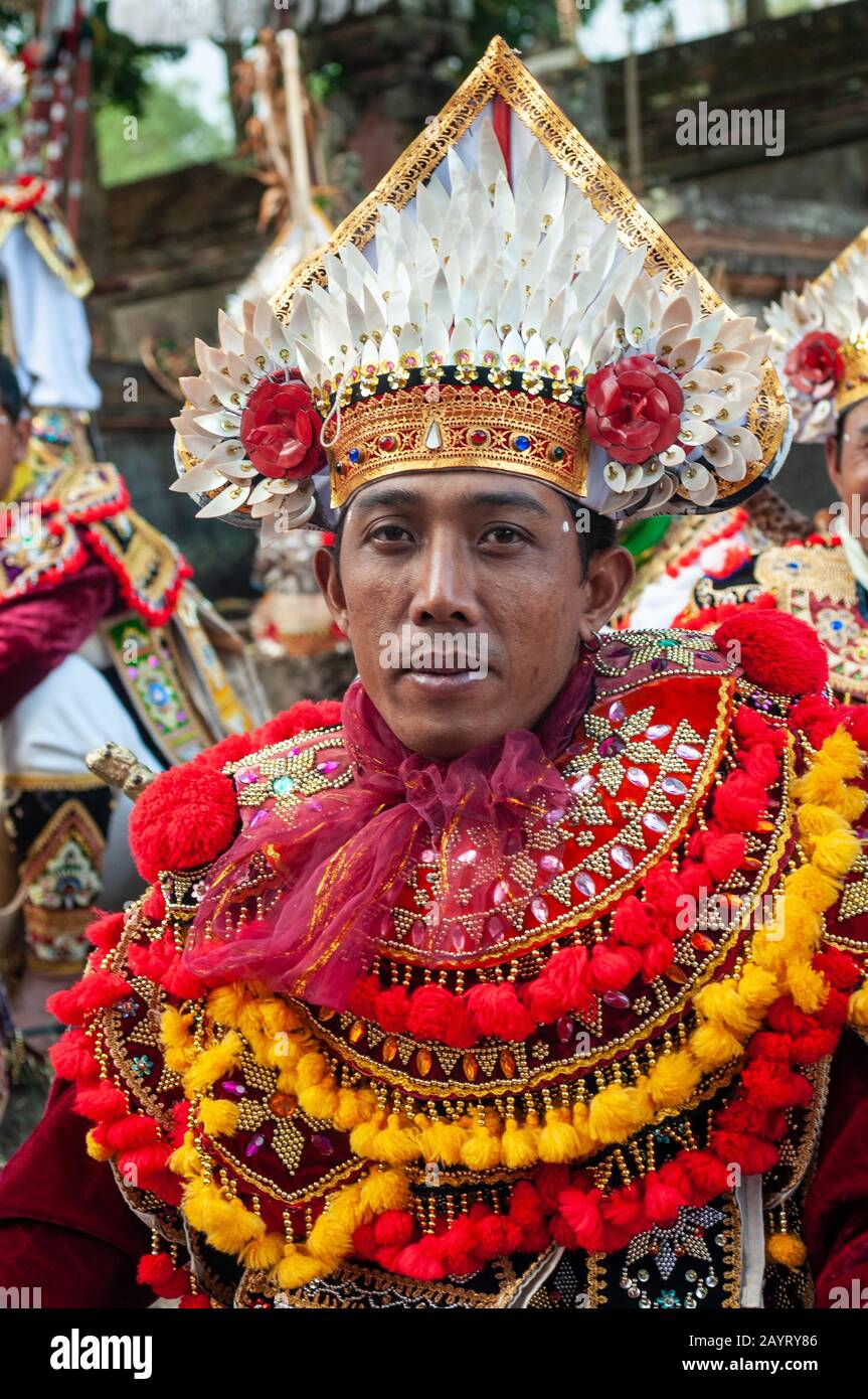 Bali Indonesia - 26 giugno 2010: Un gruppo di variopinti ballerini Baris si riuniscono per una cerimonia religiosa nel tempio di Puri Jati. Foto Stock