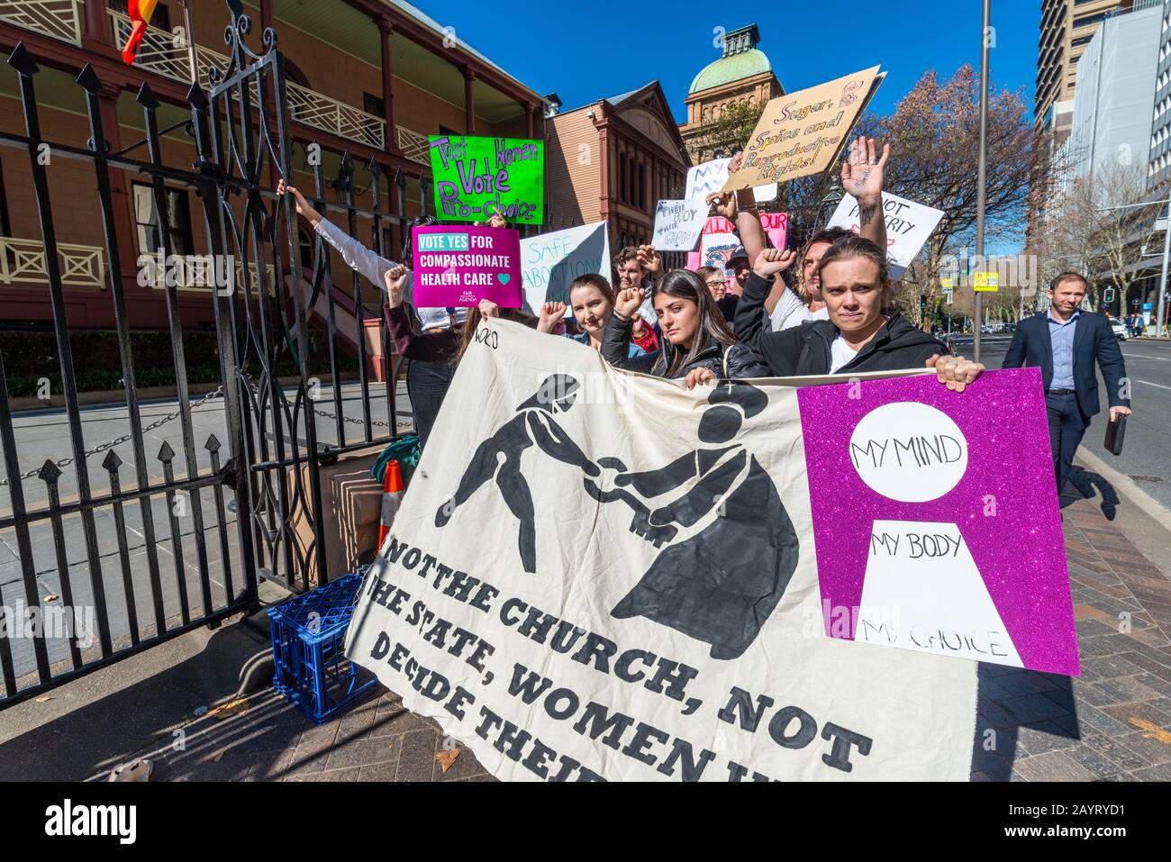 Sydney, AUSTRALIA – 6 agosto 2019. - Centinaia di manifestanti anti anti anti-aborto si riuniscono al di fuori della New South Wales Parliament House, Sydney. Foto Stock