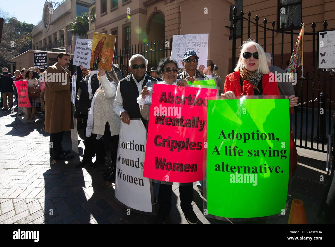 Sydney, AUSTRALIA – 6 agosto 2019. - Centinaia di manifestanti anti anti anti-aborto si riuniscono al di fuori della New South Wales Parliament House, Sydney. Foto Stock
