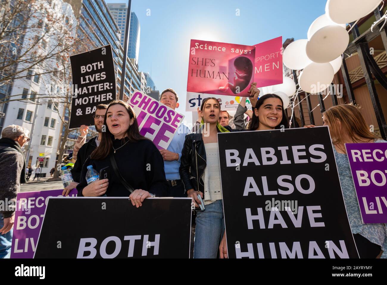 Sydney, AUSTRALIA – 6 agosto 2019. - Centinaia di manifestanti anti anti anti-aborto si riuniscono al di fuori della New South Wales Parliament House, Sydney. Foto Stock