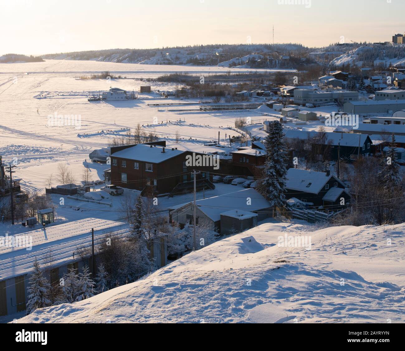 Affacciato sul lago ghiacciato - l'insenatura di Yellowknife del Lago Grande Slave, territori del Nord-Ovest, Canada Foto Stock