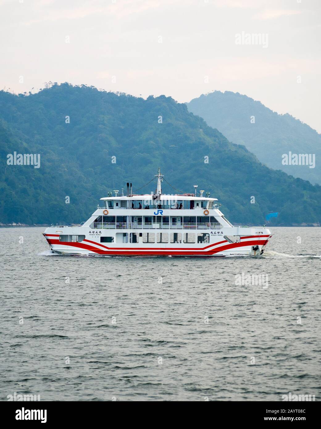 Il Misen Maru, un traghetto JR West Miyajima che corre tra Miyajima-guchi e Miyajima (Itsukushima), Prefettura di Hiroshima, Giappone. Foto Stock
