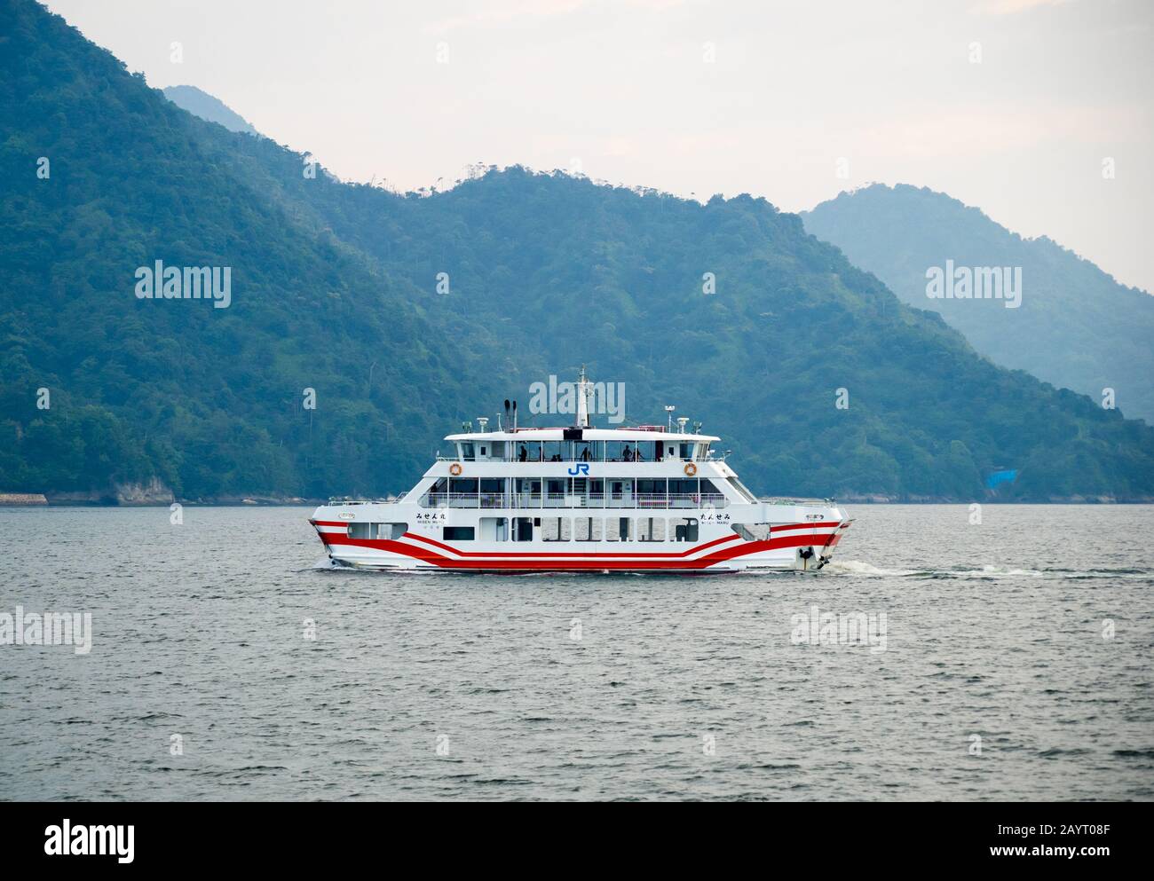 Il Misen Maru, un traghetto JR West Miyajima che corre tra Miyajima-guchi e Miyajima (Itsukushima), Prefettura di Hiroshima, Giappone. Foto Stock