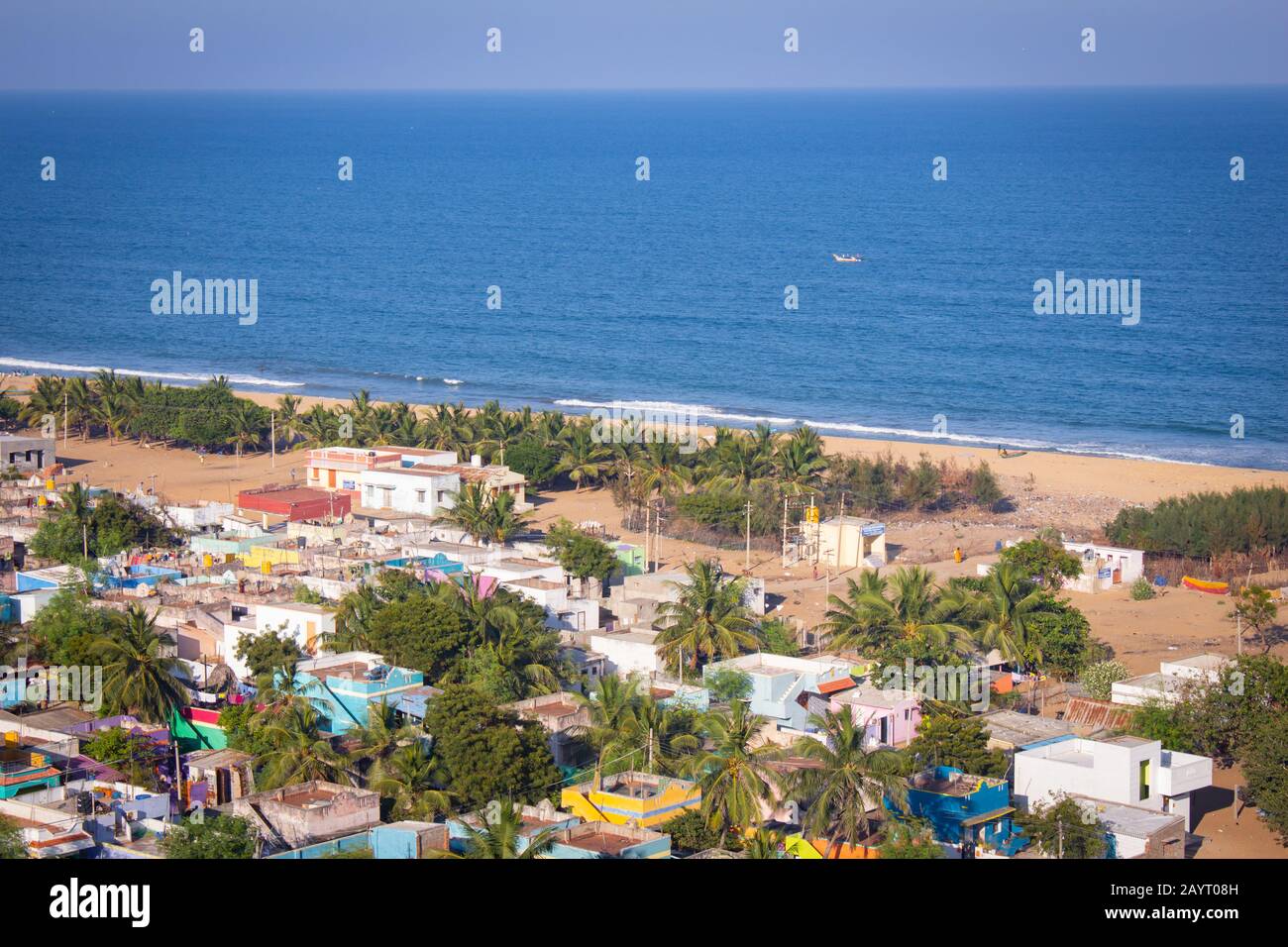 Vista mozzafiato del villaggio di Pulicat (chiamato anche Pazhaverkadu) e la baia della costa del bengala, Tamil Nadu, India. Veduta aerea della spiaggia di Pulicat Fro Foto Stock