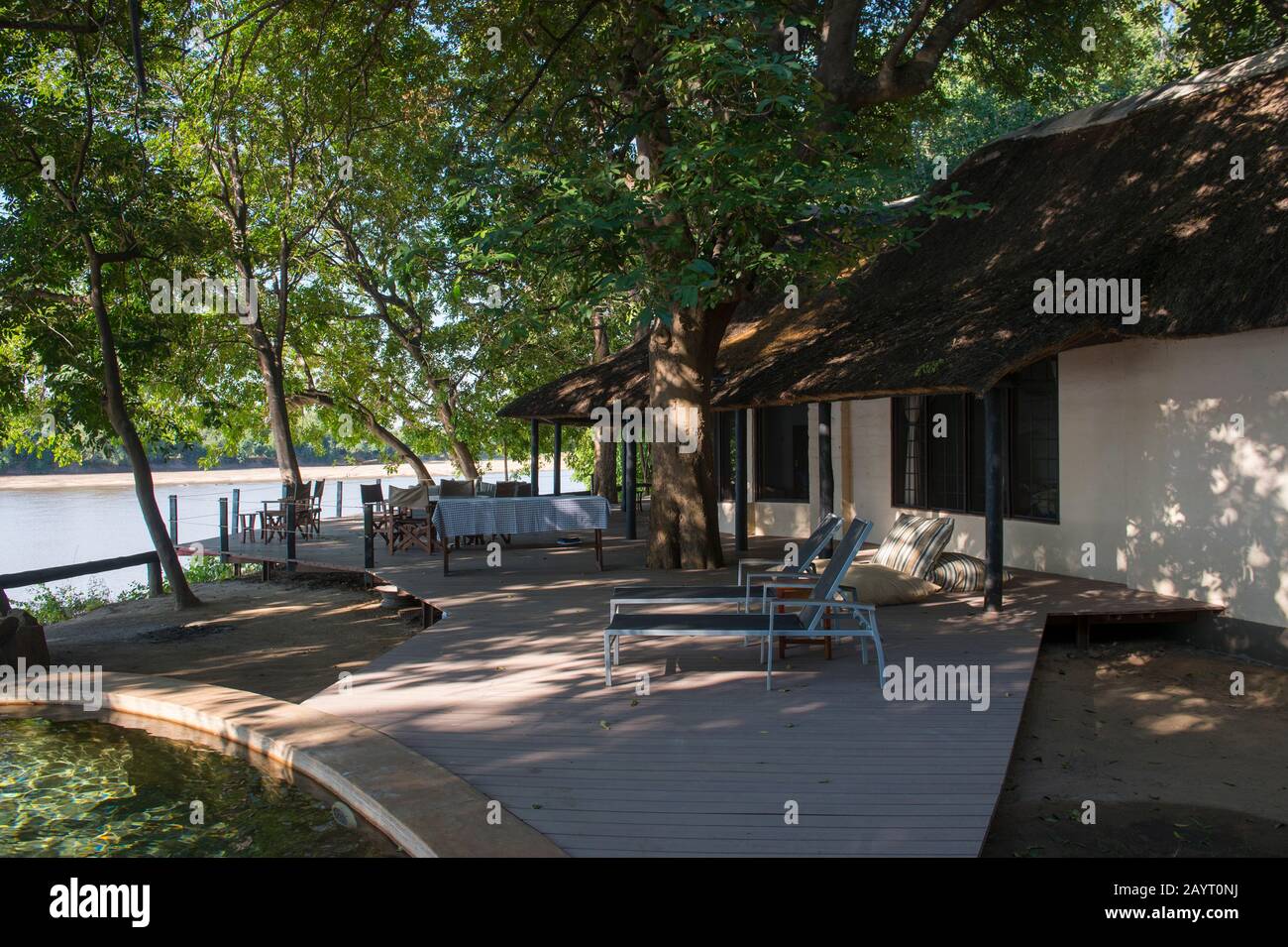 Il campo di Nkwali sulle rive del fiume Luangwa attraverso il Parco Nazionale di Luangwa Sud nello Zambia orientale. Foto Stock