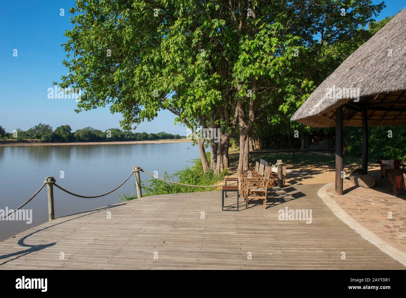 Il campo di Nkwali sulle rive del fiume Luangwa attraverso il Parco Nazionale di Luangwa Sud nello Zambia orientale. Foto Stock