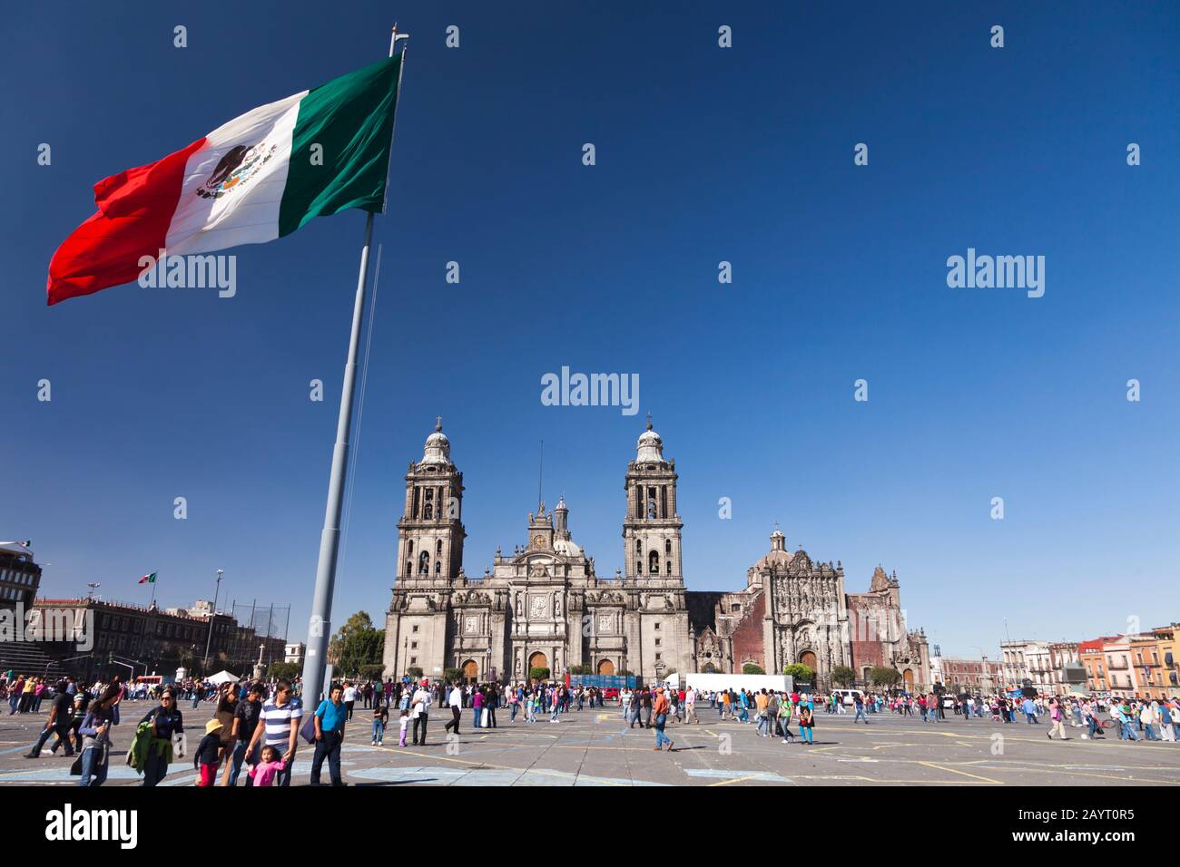 Bandiera nazionale del Messico, a Città del Messico Cattedrale Metropolitana, Zocalo, Plaza de la Constitucion, Città del Messico, Messico, America Centrale Foto Stock