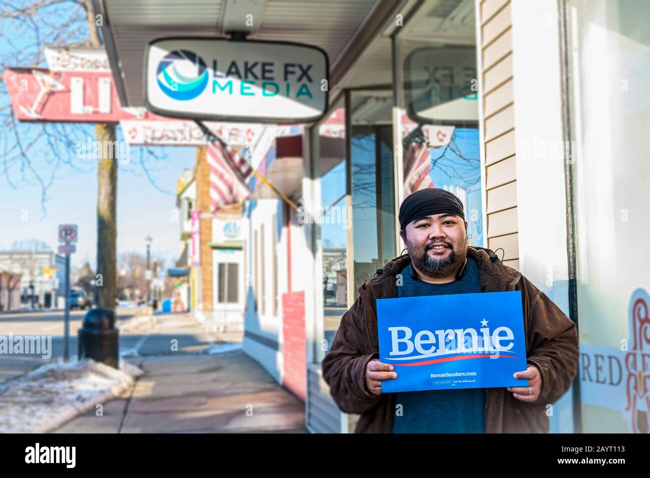 Ludington, Michigan, Stati Uniti. 16 Febbraio 2020. Bernie Sanders, il sostenitore che tiene un cartello al Punto Di Incontro nel centro di Ludington, Michigan oggi. Credit, Jeffrey Wickett/Alamy Live News. Foto Stock