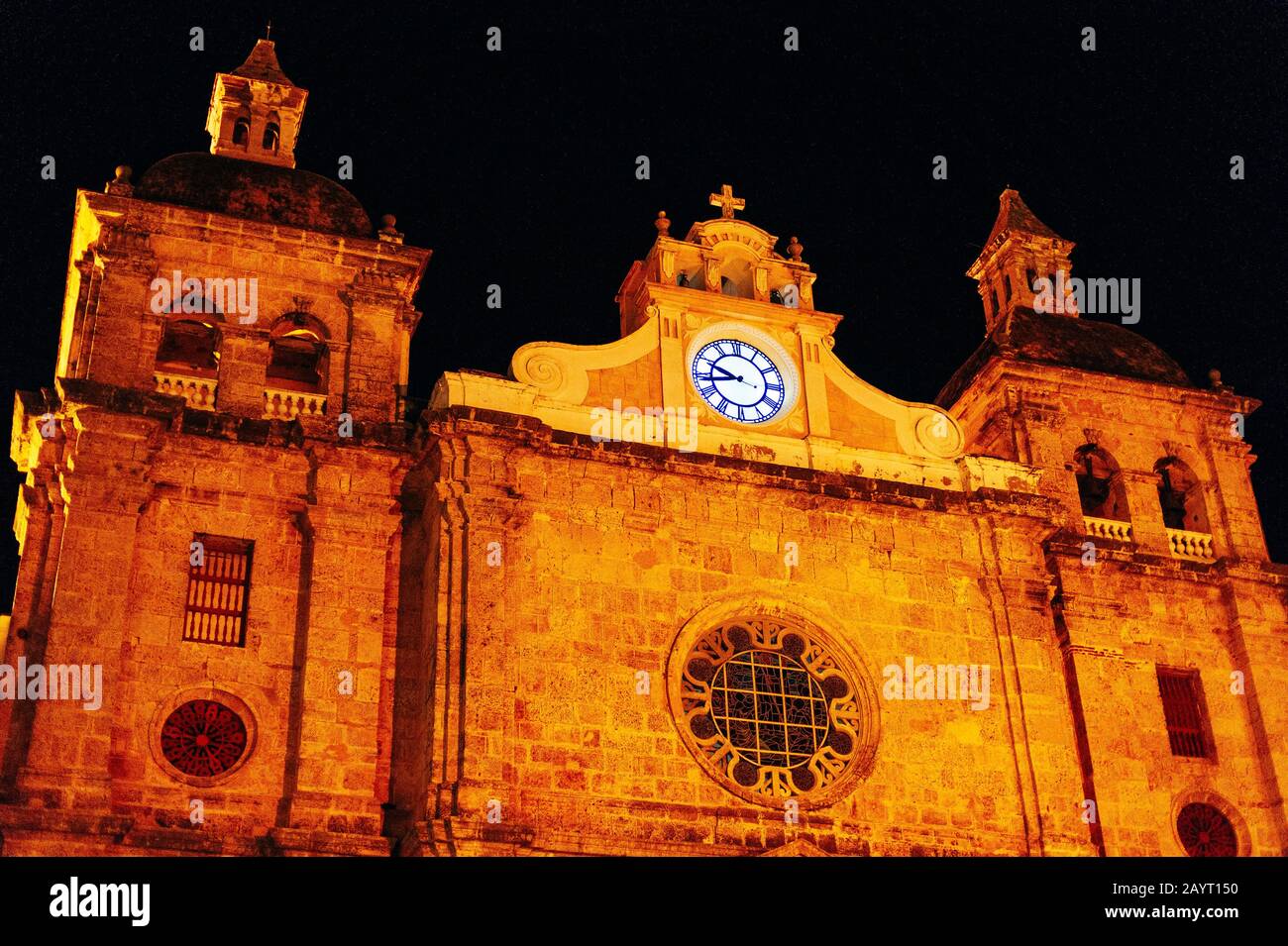Cartagena de Indias, Colombia - Gennaio 2019: L'imponente chiesa di San Pedro Claver durante l'ora blu Foto Stock