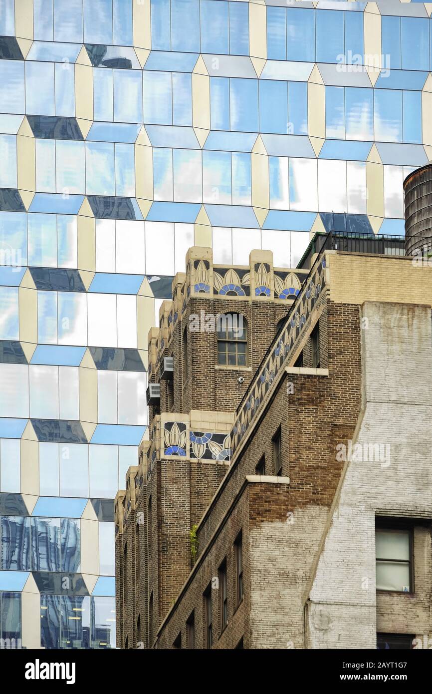 Facciate di Alto Livello di New York, telefoto dettaglio di arredo e pareti geometriche in vetro neo-deco, vecchio e nuovo edificio, alto e moderno Foto Stock