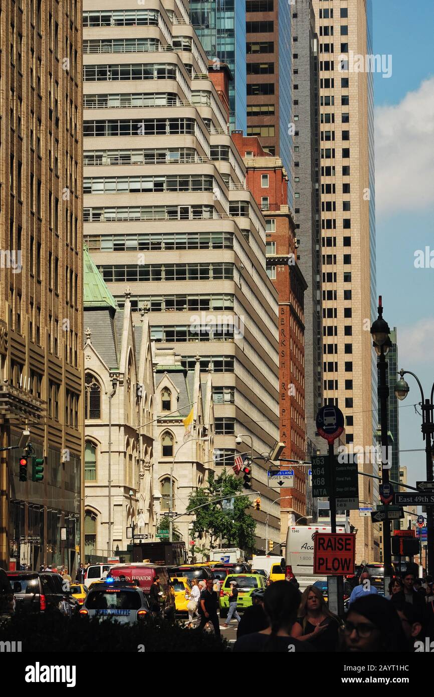 488 Madison Ave e New York High Rise facciate, dettaglio di gradini e neo-deco disegni geometrici, vecchi e nuovi contrastati Foto Stock