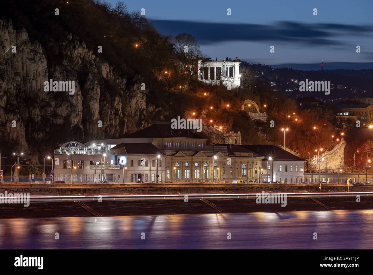 Europa Ungheria Budapest Paesaggio Urbano. Rudas. Bagno Termale. Danubio. Collina di Gellert. Monumnet St. Gellert. Statua di San Gellert. Foto Stock