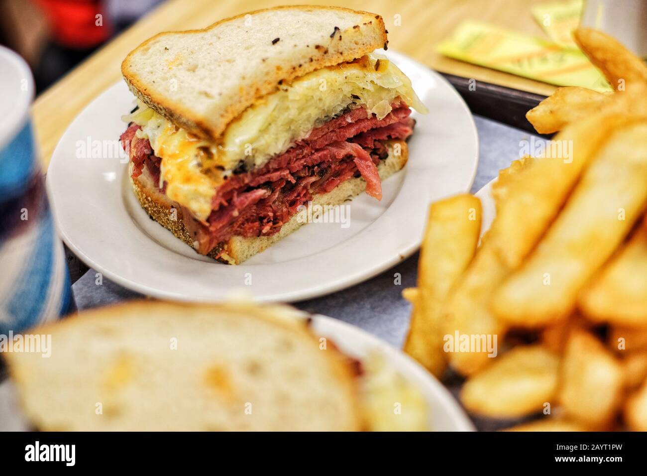 Leggendario pastrami, sandwich di manzo con cornuta al Katz's e specialità gastronomiche ebraiche, ottimo cibo e atmosfera su e Houston St, New York Foto Stock