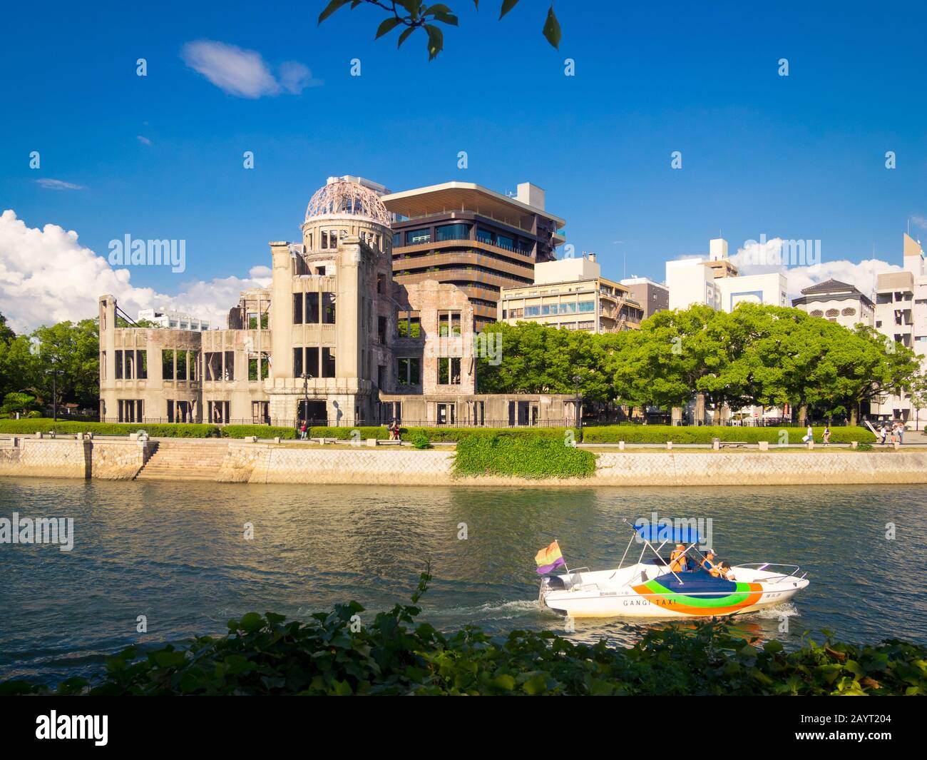 Il Memoriale Della Pace Di Hiroshima (Cupola Di Genbaku, Cupola Della Bomba Atomica O Cupola Della Bomba A). Anche un taxi D'Acqua Gangi sul fiume Ota a Hiroshima, Giappone. Foto Stock
