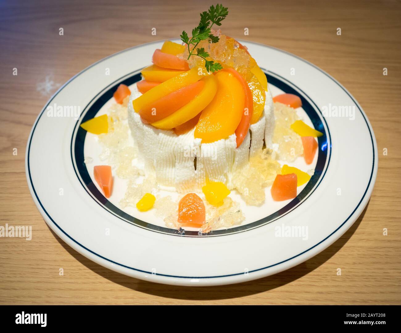 Frittelle di pesca di alta qualità con glassa di formaggio cremoso del Gram Café e frittelle di Hiroshima, Giappone. Foto Stock