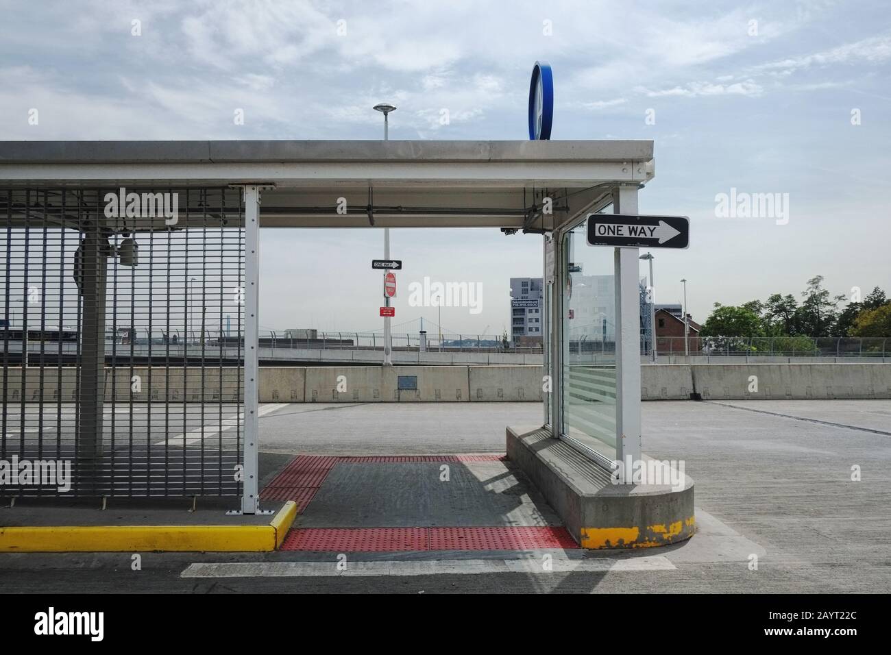 Una foto in stile Steven Shore di una stazione degli autobus di Staten Island, dietro il terminal dei traghetti Foto Stock