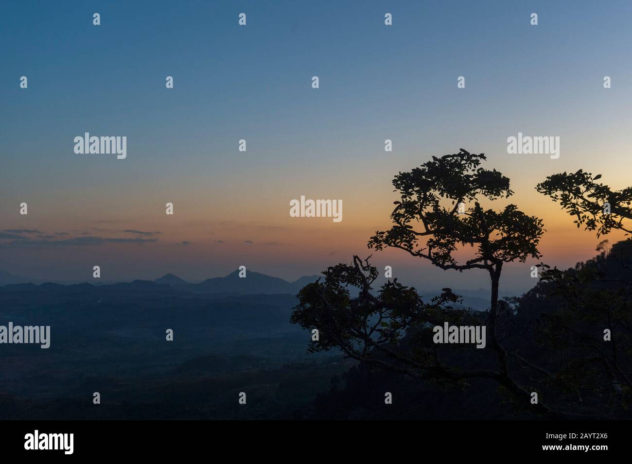 Cielo serale dopo il tramonto sull'altopiano di Zomba nel Malawi. Foto Stock