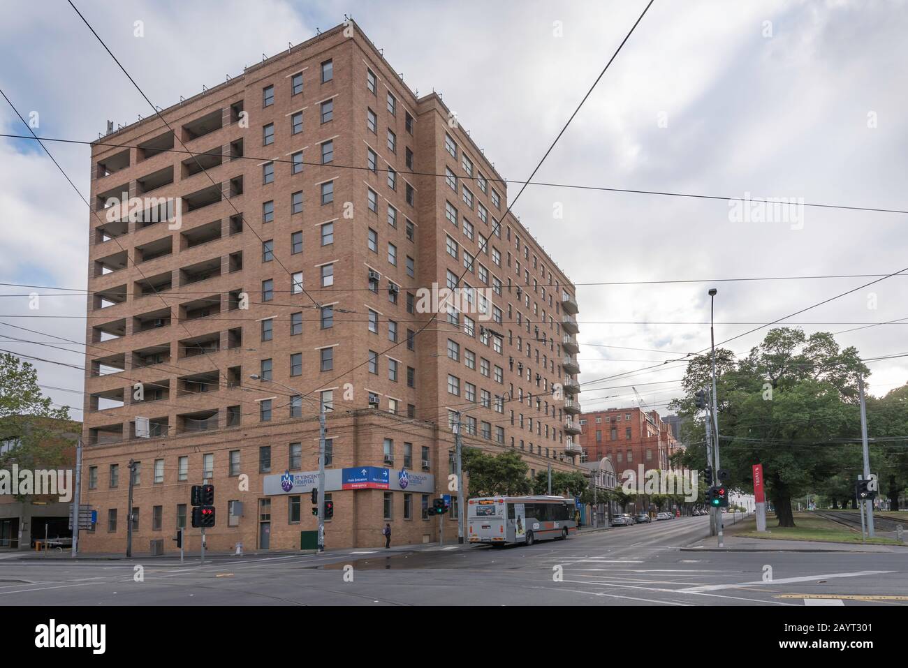 Il St Vincents Hospital Medical Rehabilitation Bolte Wing (SVHM) all'angolo tra Nicholson e Victoria Street a Melbourne, Australia Foto Stock