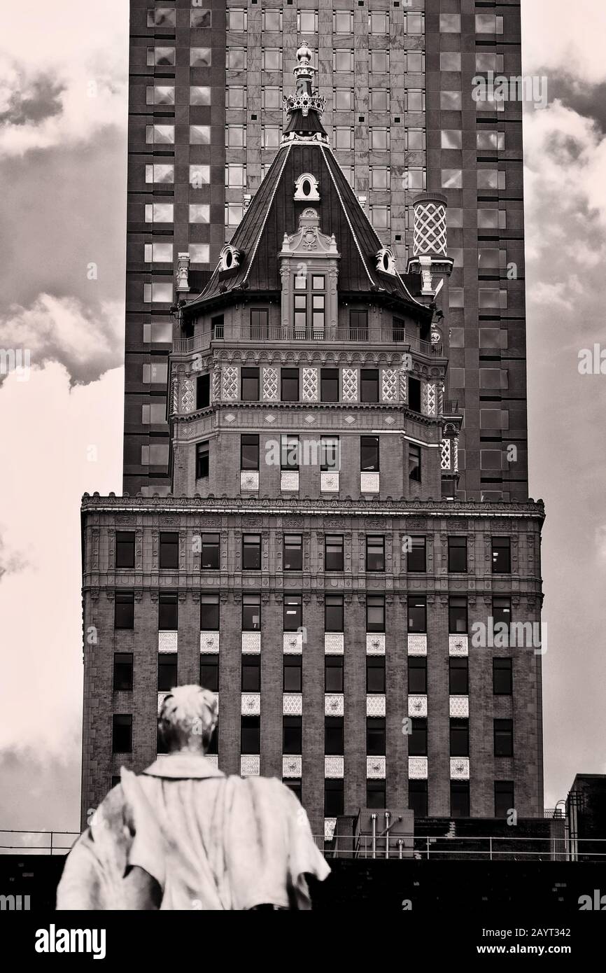 Il generale William Tecumseh Sherman (Monumento) a capo a cavallo che guarda a Bergdorf Goodman e al Crown Building, New York Foto Stock