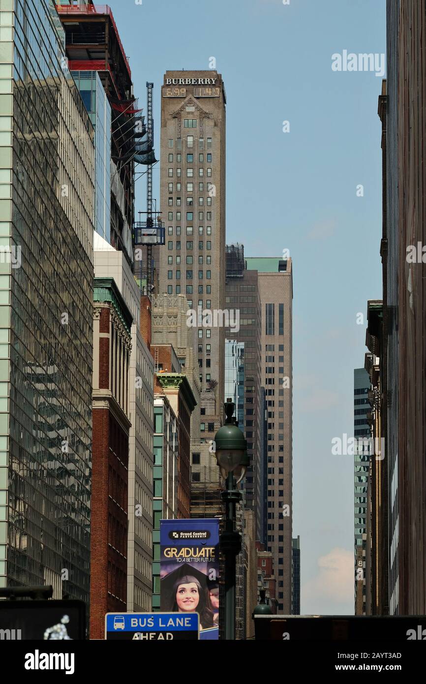 L'alto e sottile edificio art deco Burberry torreggiante su Madison Avenue, finestre incorniciate piu' alti edifici Foto Stock