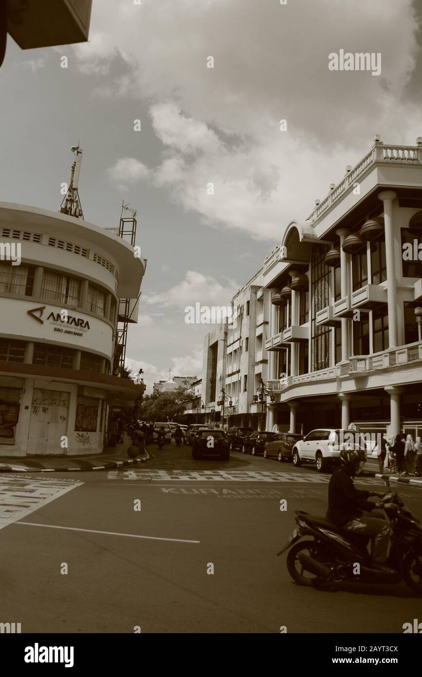 Un angolo della città di Bandung, che si trova spesso in edifici di patrimonio culturale situato su Jalan Braga, il centro dell'associazione olandese Foto Stock