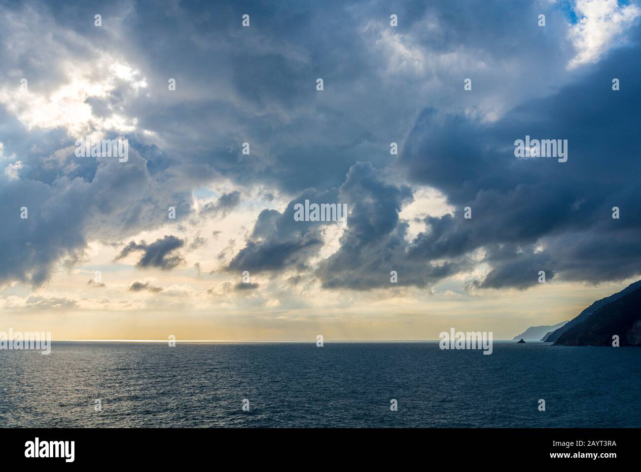 Il cielo con le nuvole basse sopra il mare scuro in serata Foto Stock