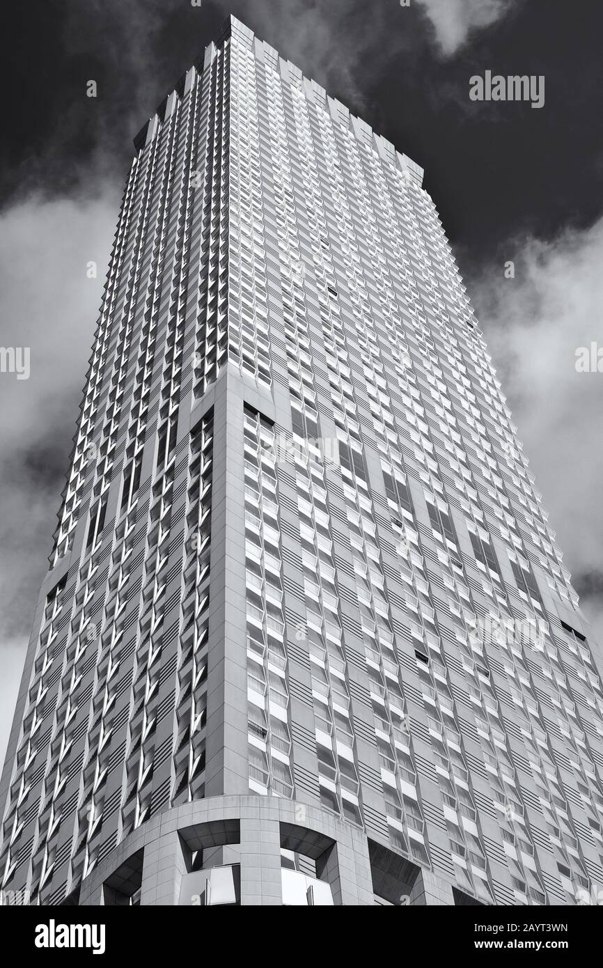 Un'eco dell'Empire state Building subito accanto al grattacielo Art Deco situato nel centro di Manhattan, New York Foto Stock