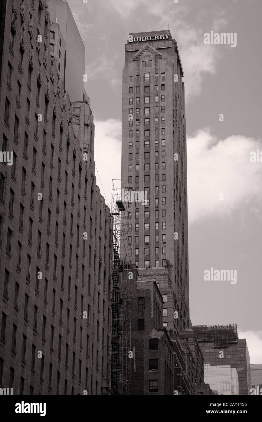 L'alto e sottile edificio art deco Burberry torreggiante su Madison Avenue, incorniciato da una parete di finestre e il cielo, il frontone come una freccia Foto Stock