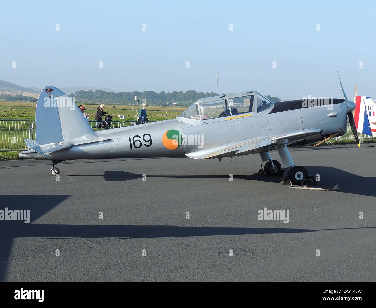 Ei-HFB, a de Havilland Canada DHC-1 Chipmunk 22, nei colori di 169 del corpo aereo irlandese, al RAF Leuchars Airshow nel 2012. Foto Stock