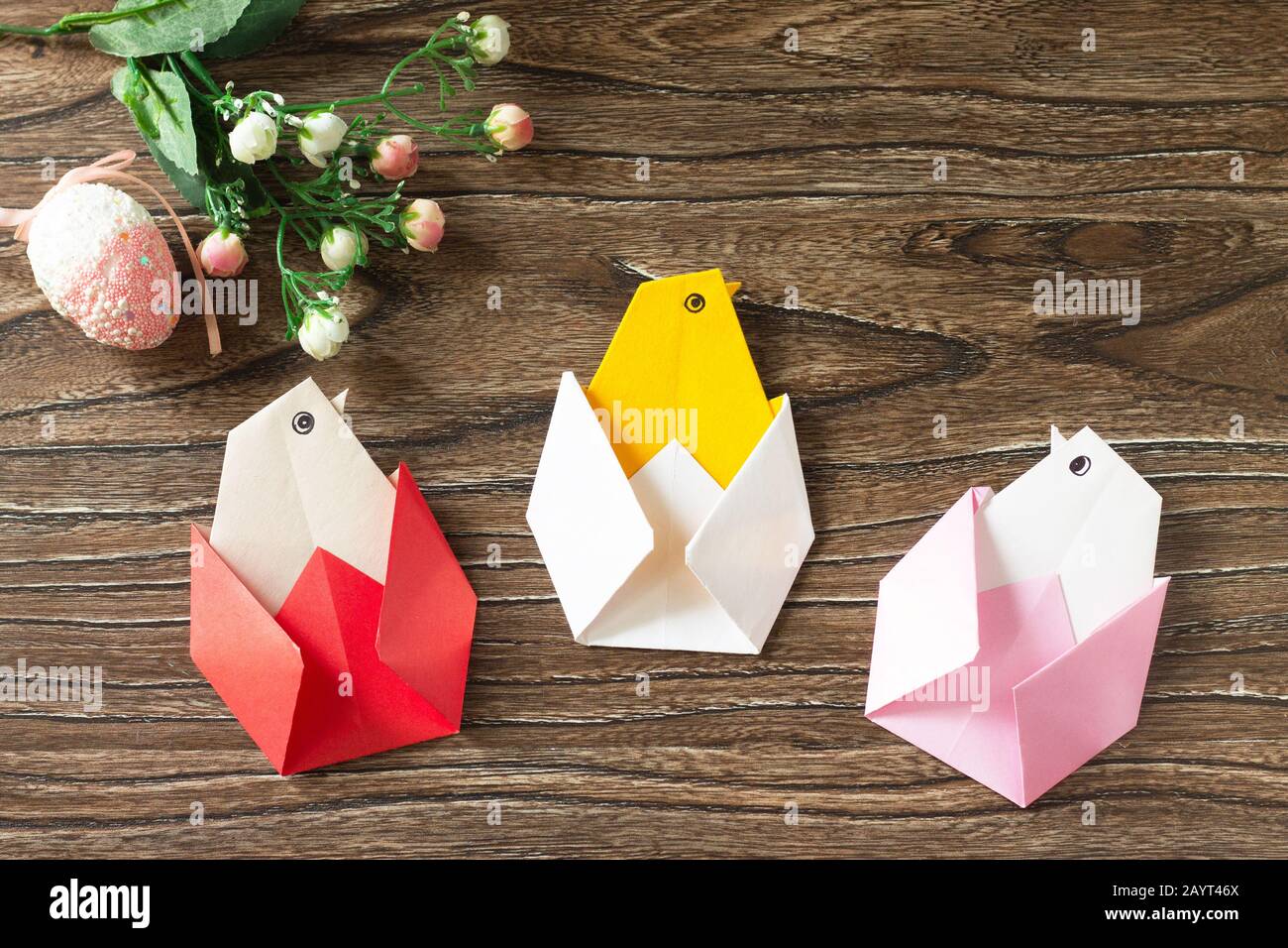 Regalo Pasqua Origami Chicken. Fatto A Mano. Il progetto della creatività  dei bambini, dell'artigianato, dell'artigianato per i bambini. Spazio di  copia Foto stock - Alamy