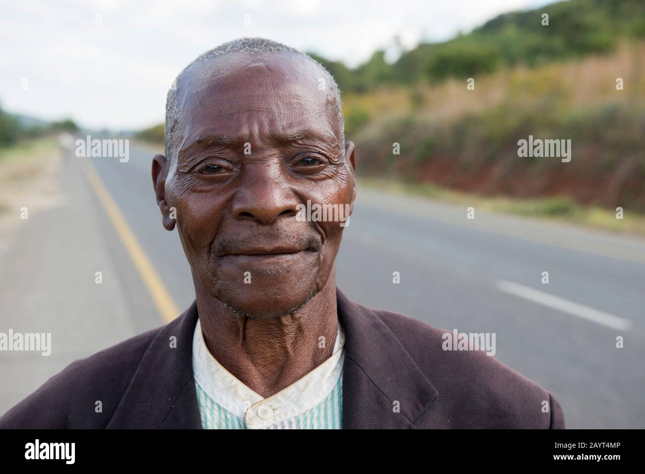 Ritratto di un uomo malawiano che cammina lungo la strada da Blantire a Zomba in Malawi. Foto Stock