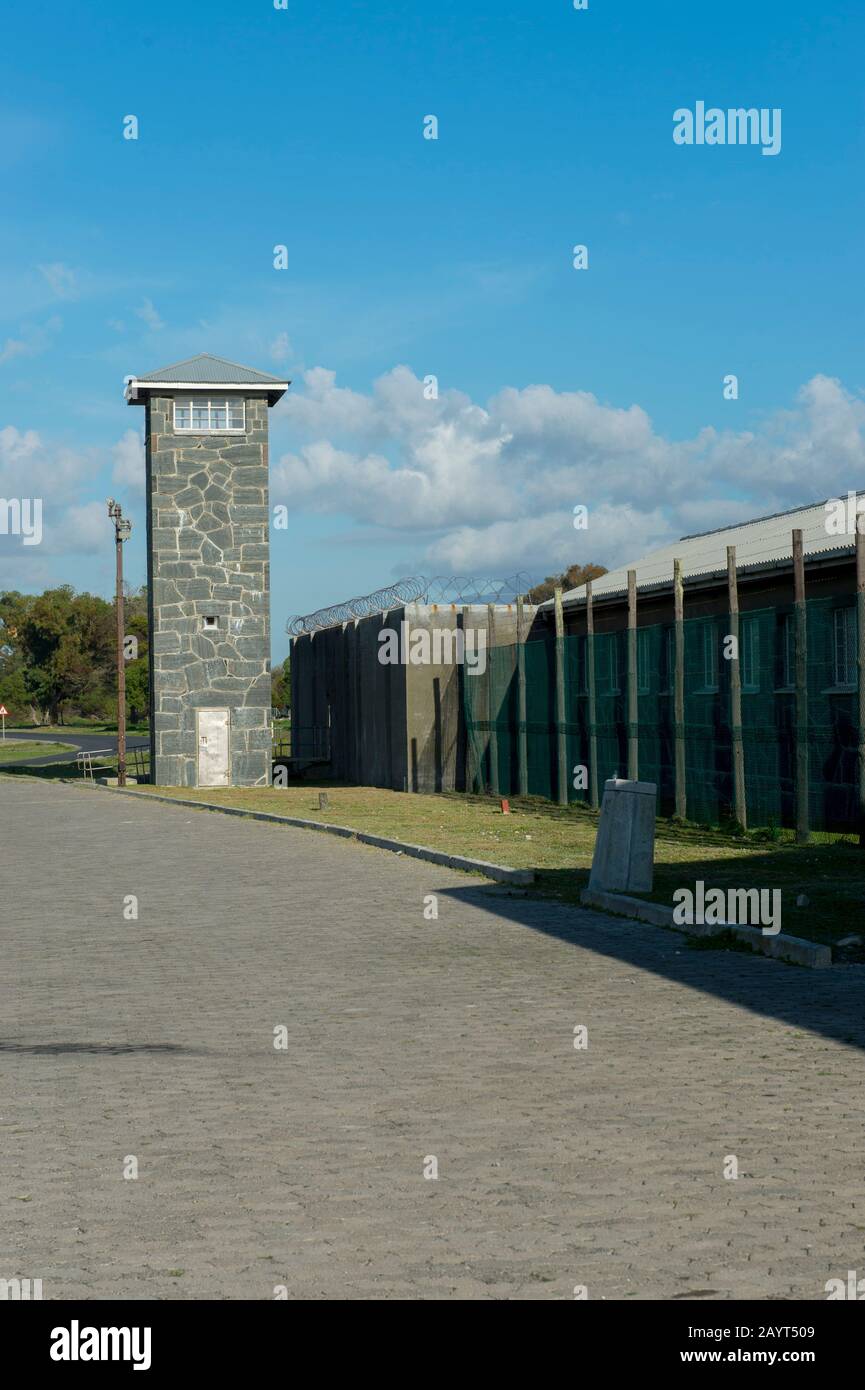 Le strutture carcerarie con torre di osservazione su Robben Island, che è un'isola a Table Bay, 6,9 km a ovest della costa di Capo, Sud Africa, ed è stato Foto Stock