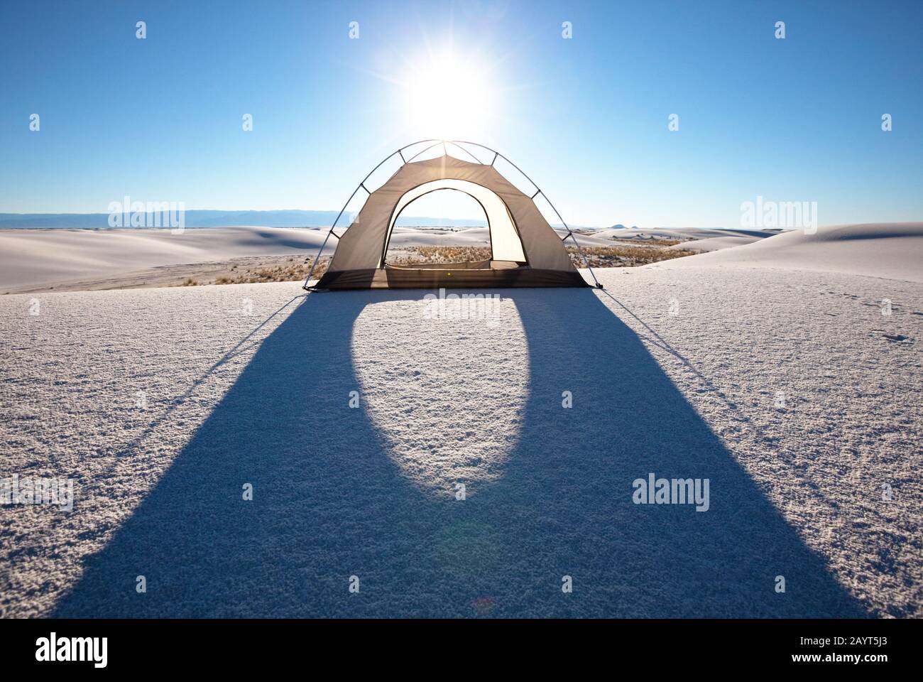 Tenda al chiaro di luna a White Sands Dunes, New Mexico, USA Foto Stock