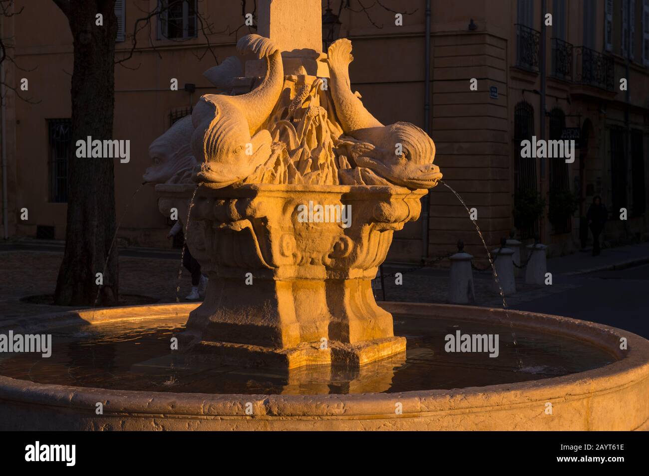 A Aix-en-Provence, in Francia, si trovano numerose antiche fontane, una delle quali è la Fontana dei Quattro delfini Foto Stock