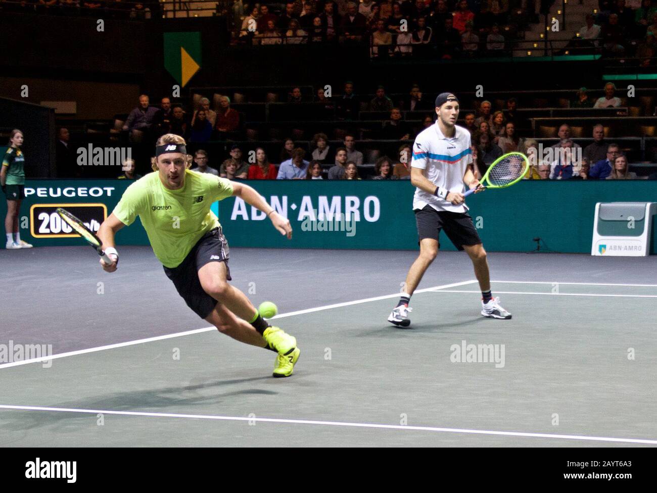 Rotterdam, Paesi Bassi. 16th Feb, 2020. Henri Kontinen (L) di Finnland e Jan-Lennard Struff della Germania competono durante la doppia partita finale contro Nicolas Mahut e Pierre-Hugues Herbert di Francia al torneo mondiale di tennis ABN AMRO, a Rotterdam, Paesi Bassi, 16 febbraio 2020. Credito: Sylvia Lederer/Xinhua/Alamy Live News Foto Stock