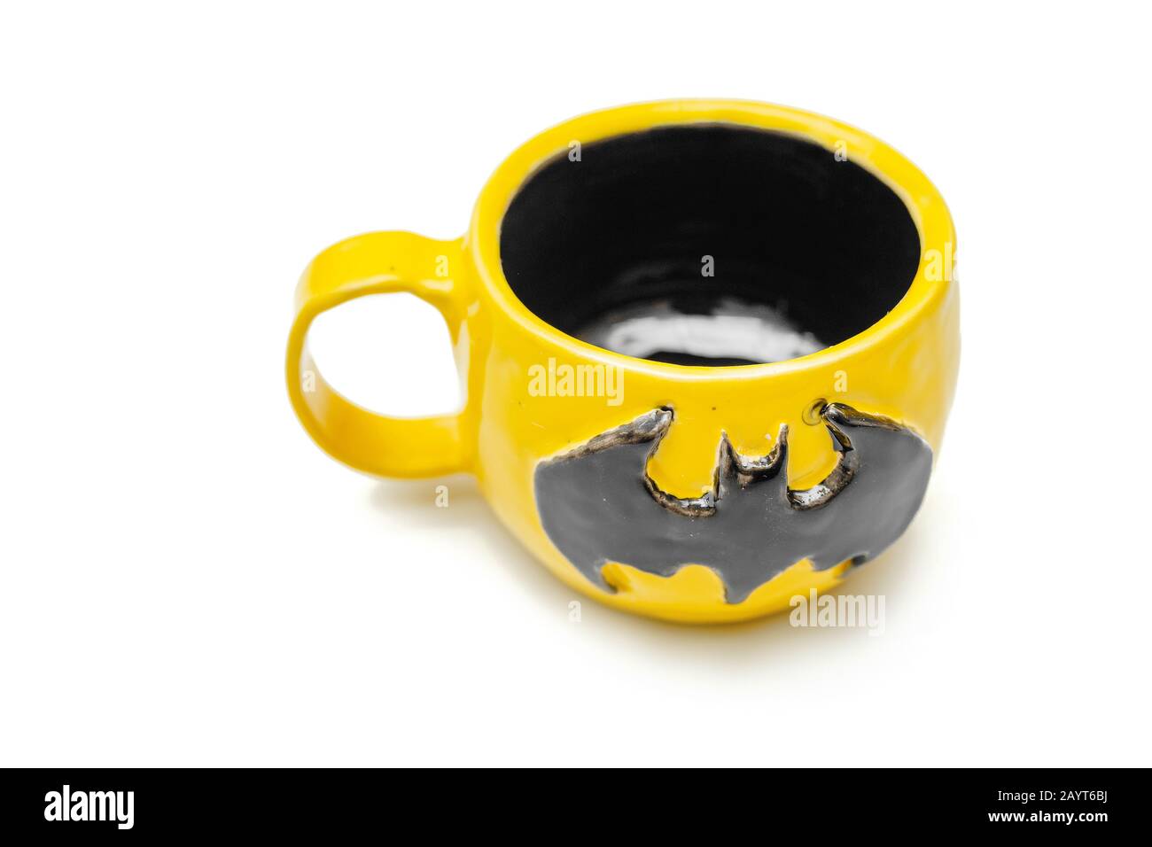 06 OTTOBRE 2018, UFA, RUSSIA: Oggetti decorativi in ceramica fatti a mano con logo batman Foto Stock