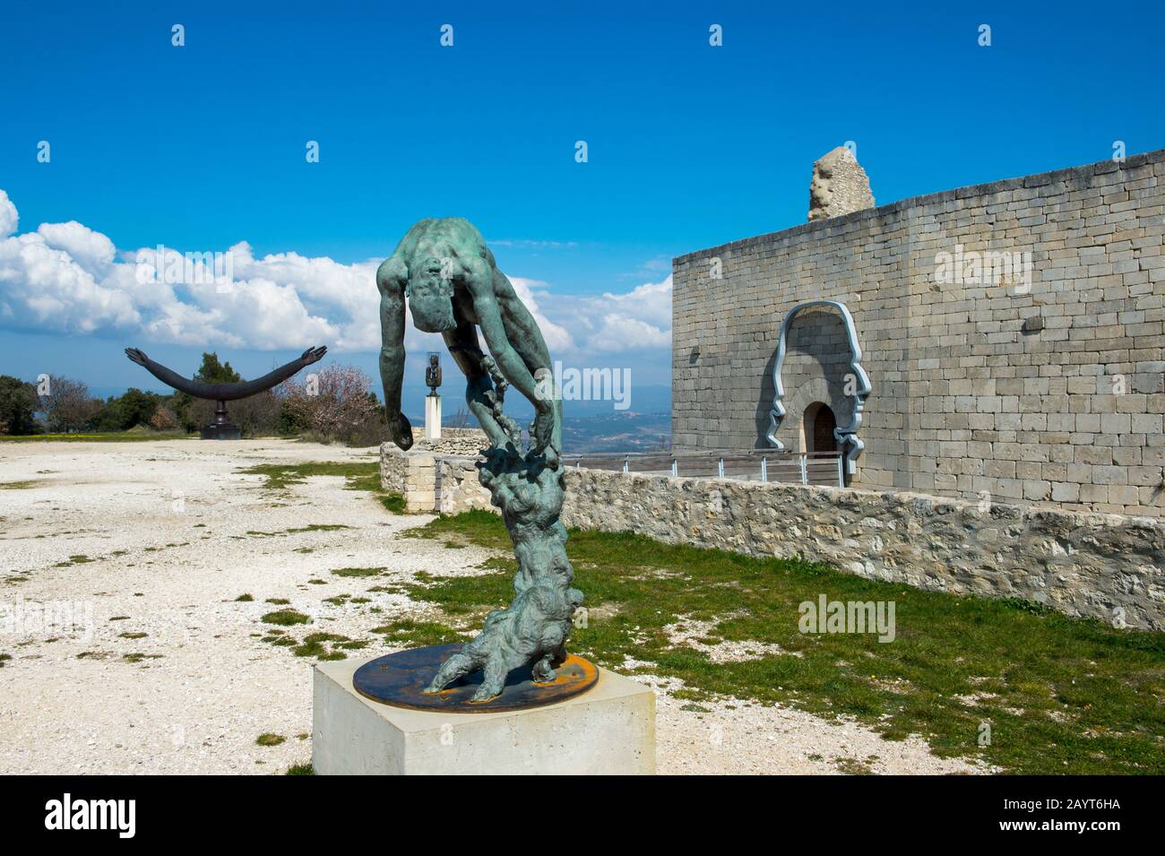 Opere d arte in bronzo al Chateau de Lacoste sopra il villaggio collinare di Lacoste nel Luberon in Provenza Alpi Cote Azzurra nella regione sud orientale Foto stock Alamy