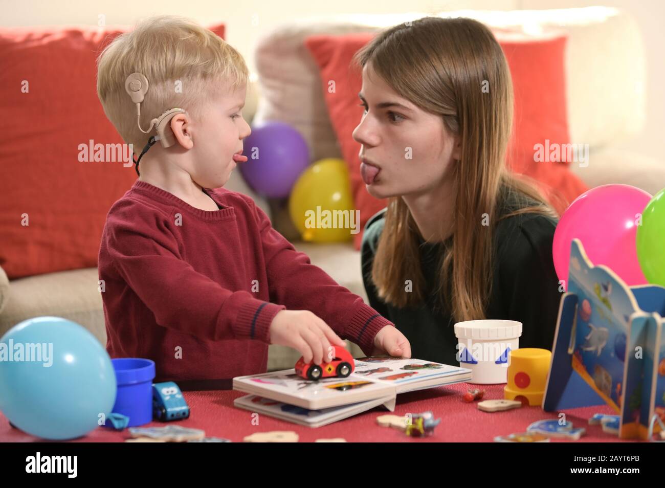 Un Ragazzo Con Apparecchi Acustici E Impianti Cochlear Giocare Foto Stock