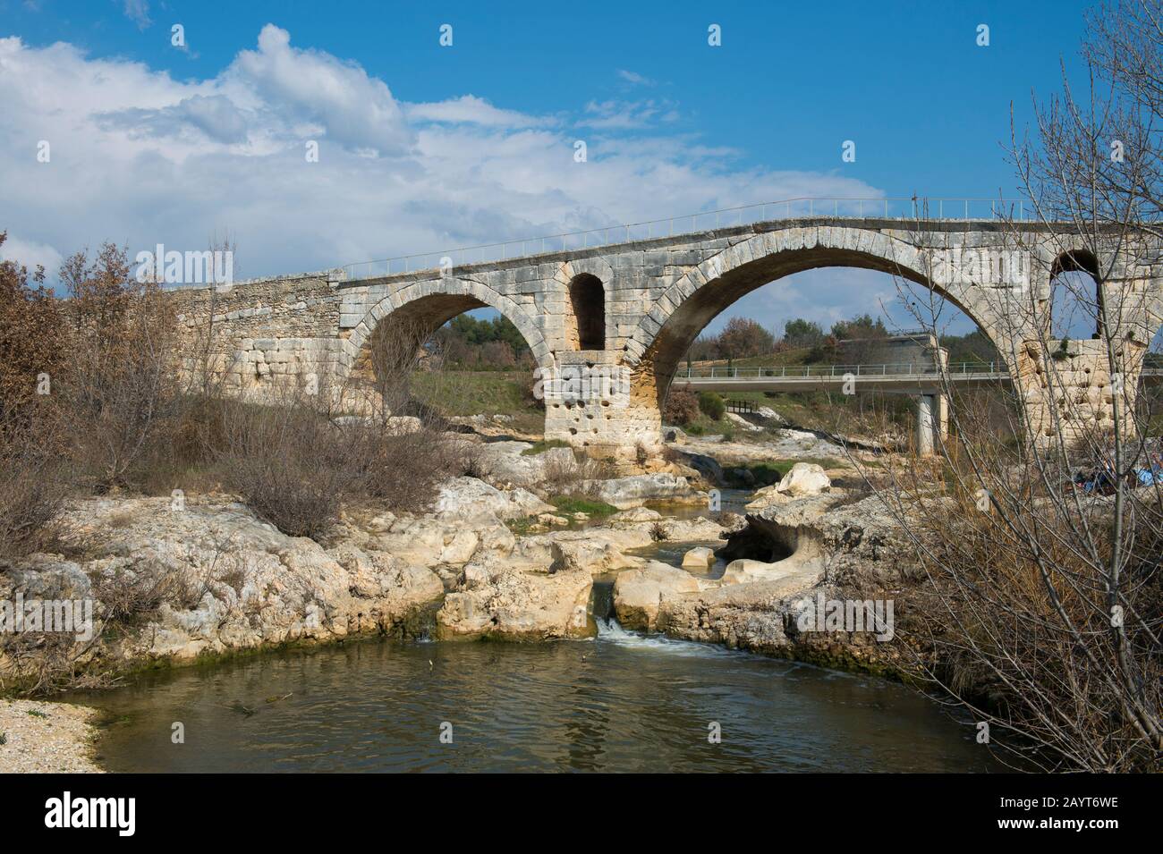 Il Pont Julien è un ponte ad arco in pietra romana sul fiume Calavon, in Provenza, nel sud-est della Francia, risalente al 3 a.C. Foto Stock