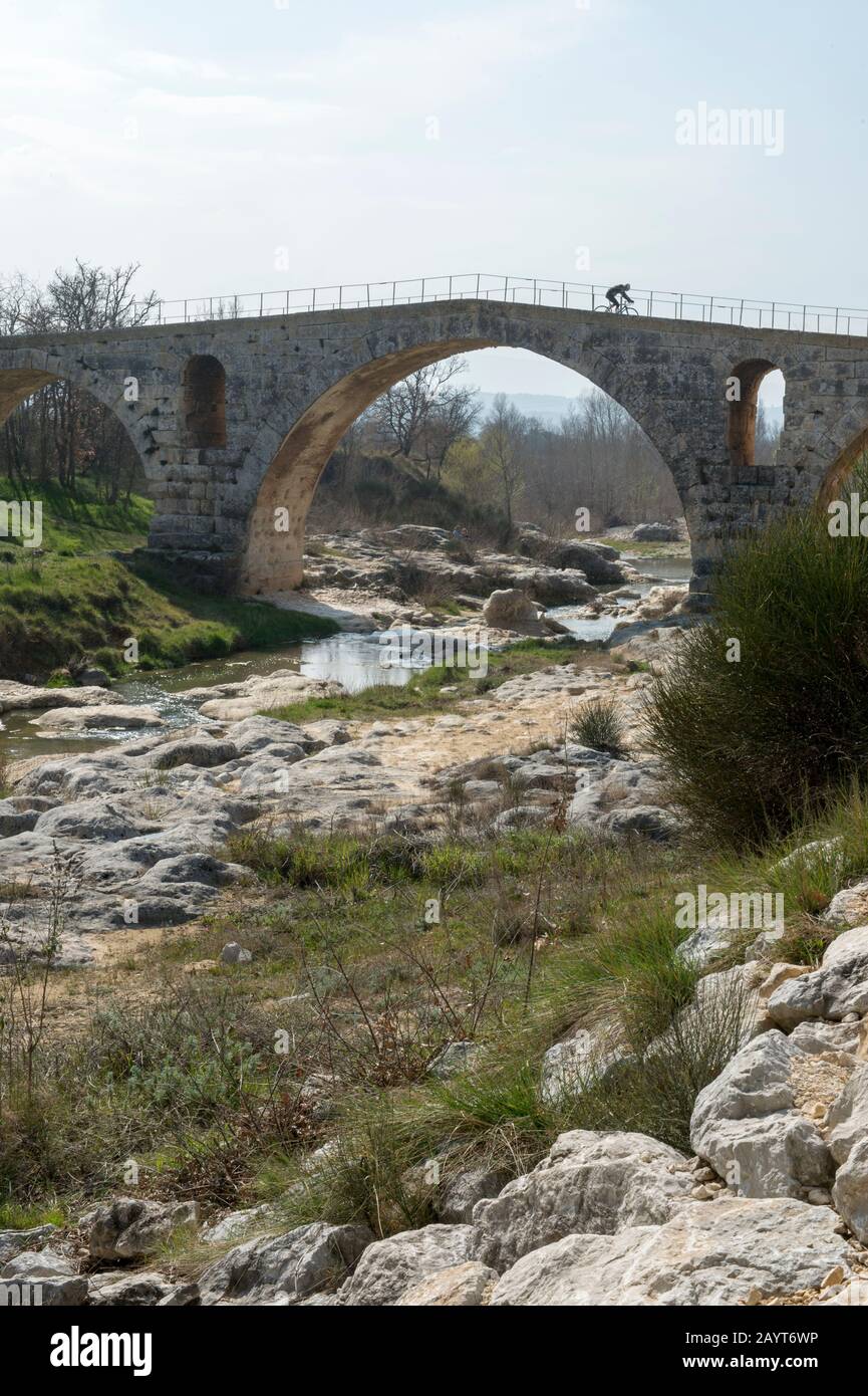 Il Pont Julien è un ponte ad arco in pietra romana sul fiume Calavon, in Provenza, nel sud-est della Francia, risalente al 3 a.C. Foto Stock