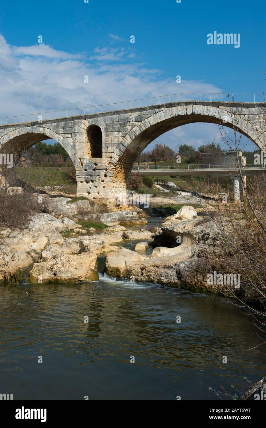 Il Pont Julien è un ponte ad arco in pietra romana sul fiume Calavon, in Provenza, nel sud-est della Francia, risalente al 3 a.C. Foto Stock
